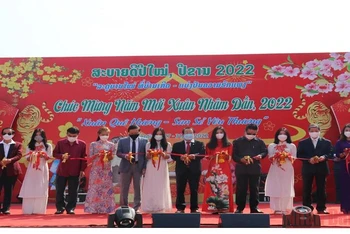 Lễ cắt băng khai mạc Hội chợ Xuân Nhâm Dần 2022 trong khuôn viên Trung tâm Văn hóa Việt Nam tại Lào ngày 27/1.