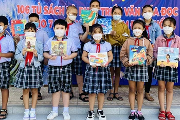 Trao tặng sách cho các em học sinh Trường Tiểu học Phổ Khánh.