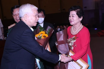 Nguyên Chủ tịch nước Nguyễn Minh Triết thăm hỏi các cán bộ lão thành.