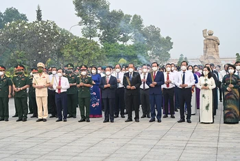 Các đại biểu dâng hương tại Nghĩa trang Liệt sĩ thành phố Hồ Chí Minh.