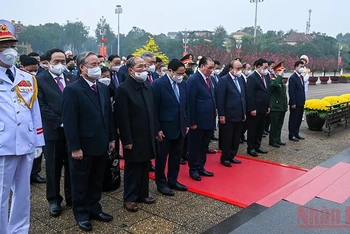 Các đồng chí lãnh đạo, nguyên lãnh đạo Đảng, Nhà nước, Mặt trận Tổ quốc Việt Nam dự lễ viếng. (Ảnh: DUY LINH)