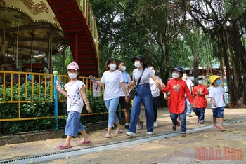 Các gia đình công nhân không về quê ăn Tết, vui đón Tết tại Công viên văn hóa Đầm Sen.