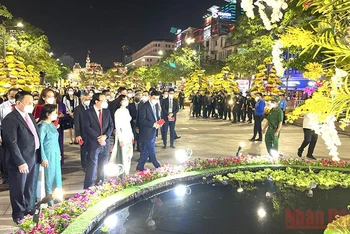 Các đại biểu tham quan Đường hoa Nguyễn Huệ.