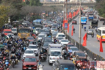 Rất đông phương tiện khiến cho ùn tắc tại khu vực cửa ngõ phía Nam Hà Nội bị ùn tắc (Ảnh: HOÀNG HIẾU)