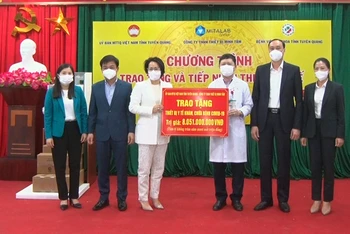 Lãnh đạo Ủy ban Trung ương Mặt trận Tổ quốc Việt Nam và nhà tài trợ trao tặng thiết bị y tế cho Bệnh viện Đa khoa tỉnh Tuyên Quang.