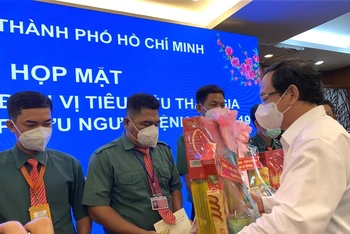 Đồng chí Nguyễn Văn Nên, Ủy viên Bộ Chính trị, Bí thư Thành ủy thành phố Hồ Chí Minh, thăm hỏi, tặng quà lực lượng lái xe tham gia chống dịch Covid-19.