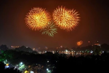 Bắn pháo hoa đêm giao thừa Tết Tân Sửu năm 2021 tại đảo Dừa, công viên Thống Nhất, quận Hai Bà Trưng, Hà Nội.