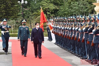 Thủ tướng Phạm Minh Chính thăm, chúc Tết và kiểm tra công tác ứng trực sẵn sàng chiến đấu của cán bộ, chiến sĩ Quân chủng Phòng không-Không quân. (Ảnh: TRẦN HẢI)