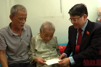 Phó Chủ tịch Quốc hội Nguyễn Đức Hải tặng quà gia đình chính sách tại xã Tam Xuân 1.