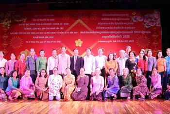 Đại sứ Nguyễn Bá Hùng (đứng thứ 9 từ trái sang) chụp ảnh lưu niệm cùng các cựu lưu học sinh Lào tại Việt Nam. (Ảnh: Duy Toàn)