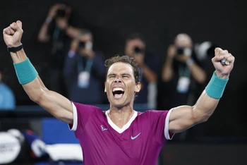 Rafal Nadal ăn mừng danh hiệu Grand Slam lần thứ 21. (Ảnh: Reuters)