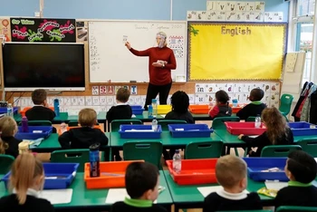 Giáo viên và các học sinh trong ngày đầu tiên đi học trực tiếp trở lại tại trường Tiểu học Holne Chase ở Milton Keynes, Anh, ngày 3/9/2020. (Ảnh: REUTERS)
