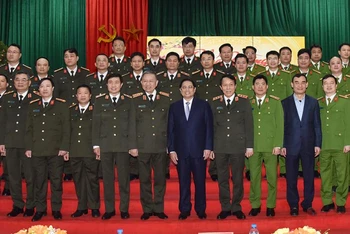 Thủ tướng Phạm Minh Chính chụp ảnh lưu niệm cùng cán bộ, chiến sĩ Cục A05 và C07.