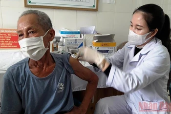 Tiêm vaccine mũi nhắc lại phòng Covid-19 cho người dân thành phố Thanh Hóa.