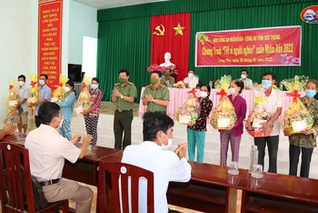 Trao quà cho người dân có hoàn cảnh khó khăn tại huyện Long Phú.