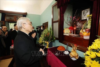Tổng Bí thư Nguyễn Phú Trọng dâng hương tưởng niệm Chủ tịch Hồ Chí Minh tại Nhà 67.