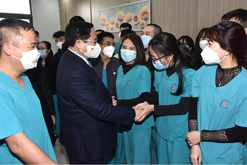 Thủ tướng Phạm Minh Chính tới thăm, chúc Tết đội ngũ bác sĩ, y tá, nhân viên y tế đang làm nhiệm vụ tại Bệnh viện điều trị bệnh nhân Covid-19 của Bệnh viện Đại học Y Hà Nội, đặt tại quận Hoàng Mai.