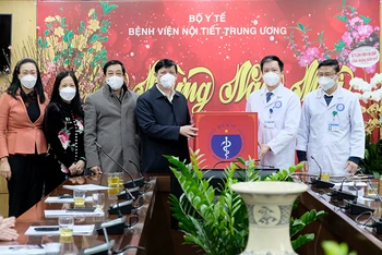  Bộ trưởng tặng quà, động viên cán bộ thầy thuốc Bệnh viện Nội tiết trung ương