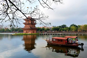 Phố cổ Hoa Lư tọa lạc tại hồ Kỳ Lân, thành phố Ninh Bình là một sản phẩm du lịch ấn tượng của Ninh Bình (Ảnh: Tam Sinh) 