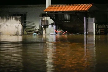 Cổng nhà bị đổ do lũ lụt sau mưa lớn ở Caieiras, Sao Paulo, Brazil, ngày 30/1/2022. (Ảnh: REUTERS)
