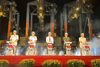 Lãnh đạo Bộ Giao thông Vận tải; UBND TP Hồ Chí Minh và Tổng Công ty Tân Cảng Sài Gòn phát lệnh làm hàng đầu Xuân Nhâm Dần 2022.