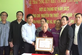 Trao huy hiệu 75 năm tuổi đảng cho đảng viên Nguyễn Thị Thiết, 95 tuổi, ở huyện Hưng Hà (tỉnh Thái Bình).