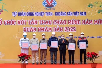 Bí thư Tỉnh ủy Quảng Ninh Nguyễn Xuân Ký tặng quà cho thuyền trưởng và các thuyền viên của tàu Việt Thuận 235-01 và tàu Vinacomin 05 cũng đại diện các đơn vị tham gia rót tấn than đầu tiên của năm mới 2022.