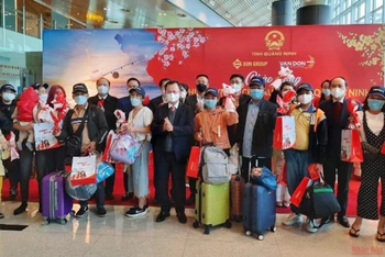 Lãnh đạo tỉnh Quảng Ninh tặng quà cho những vị khách đầu tiên đến Vân Đồn trong ngày đầu của năm mới 2022.