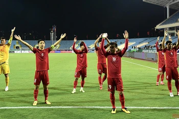 Đội tuyển Việt Nam gửi lời cảm ơn tới sự cổ vũ và động viên của người hâm mộ. (Ảnh: TRẦN HẢI) 