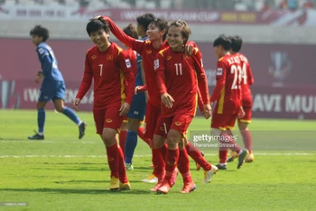 Các cầu thủ đội tuyển bóng đá nữ Việt Nam ăn mừng bàn thắng trước đội tuyển Thái Lan. (Ảnh: Getty)