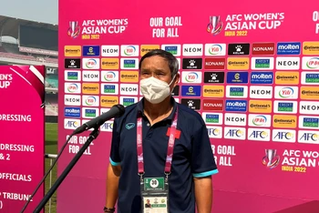Huấn luyện viên Mai Đức Chung trả lời truyền thông sau trận thắng 2-0 Thái Lan. (Ảnh: VFF)