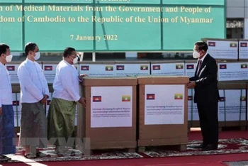 Thủ tướng Campuchia Samdech Techo Hun Sen (phải) trao tặng thiết bị vật tư y tế để hỗ trợ Myanmar ứng phó đại dịch Covid-19. (Ảnh: THX/TTXVN)