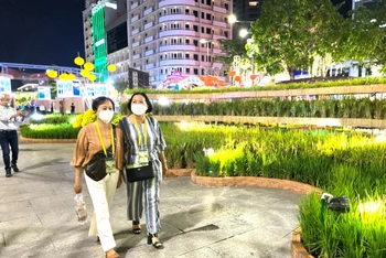 Người dân tham quan tại Đường hoa Nguyễn Huệ Tết Nhâm Dần 2022.