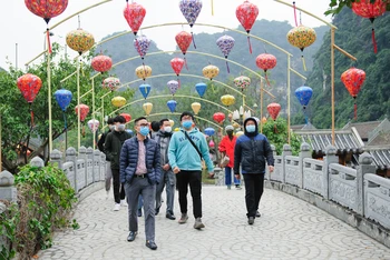 Khách du lịch tham quan tại khu du lịch sinh thái Tràng An, Ninh Bình những ngày đầu năm mới (Ảnh: TCDL) 