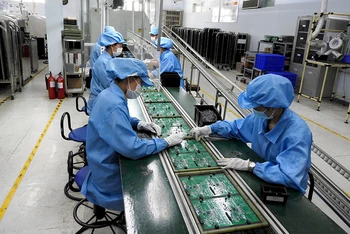 Trung tâm sản xuất thiết bị đo điện tử tại Khu công nghiệp Hòa Cầm (Ðà Nẵng) trở lại hoạt động bình thường. Ảnh: THANH TÙNG