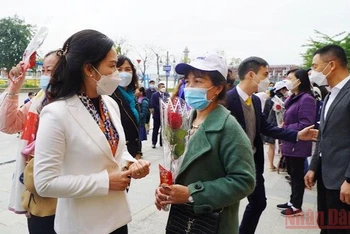 Lãnh đạo tỉnh Quảng Ninh tặng quà cho những du khách đầu tiên đến "Xông đất" Hạ Long trong ngày mùng 3 Tết Nhâm Dần 2022.