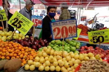 Trái cây bày bán tại 1 khu chợ đường phố ở Mexico City, Mexico, ngày 17/12/2021. (Ảnh: REUTERS)