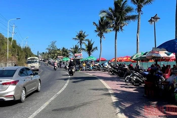 Tuyến đường ven biển từ Phan Thiết đến Mũi Né chật kín các loại xe của du khách đến nghỉ dưỡng và du Xuân 2022.