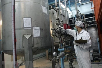 Kỹ thuật viên làm việc tại cơ sở hạt nhân Isfahan, cách thủ đô Tehran của Iran 420km về phía nam. (Ảnh: AFP/ TTXVN)