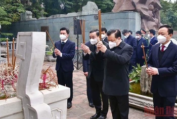 Các đồng chí lãnh đạo TP Hà Nội dâng hương tưởng nhớ vua Quang Trung - Nguyễn Huệ. (Ảnh: Duy Linh)