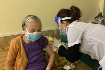 Tiêm vaccine phòng Covid-19 cho người cao tuổi tại nhà ở Hà Nội.
