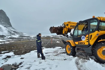 Các nhà khoa học Argentine chuẩn bị lấy mẫu đất ở Nam Cực, phục vụ dự án nghiên cứu sử dụng các vi sinh vật bản địa để làm sạch ô nhiễm do các loại nhiên liệu gây ra. (Ảnh: Reuters)
