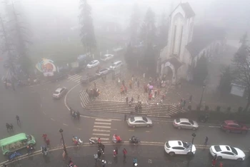 Khu vực nhà thờ đá ở trung tâm thị xã Sa Pa mù sương.