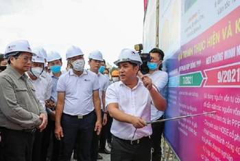 Thủ tướng Phạm Minh Chính nghe báo cáo tại phía bắc hầm Núi Vung Km123 của dự án cao tốc Cam Lâm - Vĩnh Hảo.