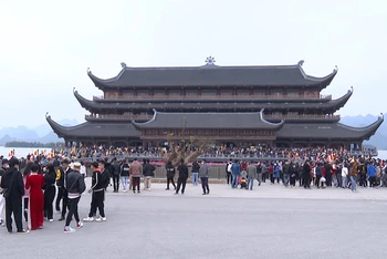Du khách trở lại Khu du lịch quốc gia Tam Chúc trong dịp Tết Nguyên đán 2022.