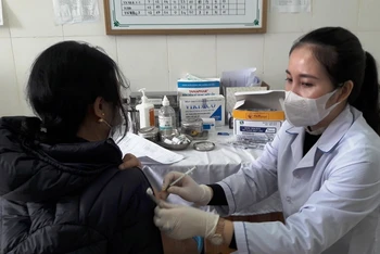 Nhân lực y tế tiêm chủng phòng Covid-19 cho người dân thành phố Thanh Hóa.