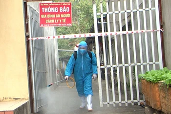 Phun khử khuẩn khu vực cách ly y tế tại thị trấn Đồng Tâm, huyện Chợ Mới.