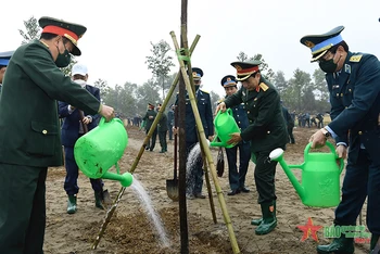 Đại tướng Phan Văn Giang và các đại biểu trồng cây tại trận địa Trung đoàn 916, Sư đoàn 371. Ảnh: TUẤN HUY/Báo Quân đội nhân dân