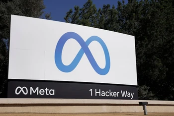 Logo của Meta tại trụ sở ở Menlo Park, bang California. (Ảnh: AP)