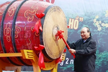 Chủ tịch nước Nguyễn Xuân Phúc đánh trống phát động Tết trồng cây tại Phú Thọ. (Ảnh: TTXVN)